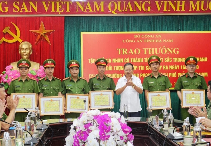 Chủ tịch UBND tỉnh Hà Nam Nguyễn Xuân Đông trao thưởng cho cán bộ, chiến sỹ công an tỉnh.