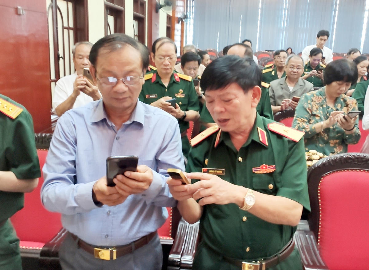 Các đại biểu tham gia nhắn tin ủng hộ Hội Trường Sơn Việt Nam. Ảnh: Trung Quân.