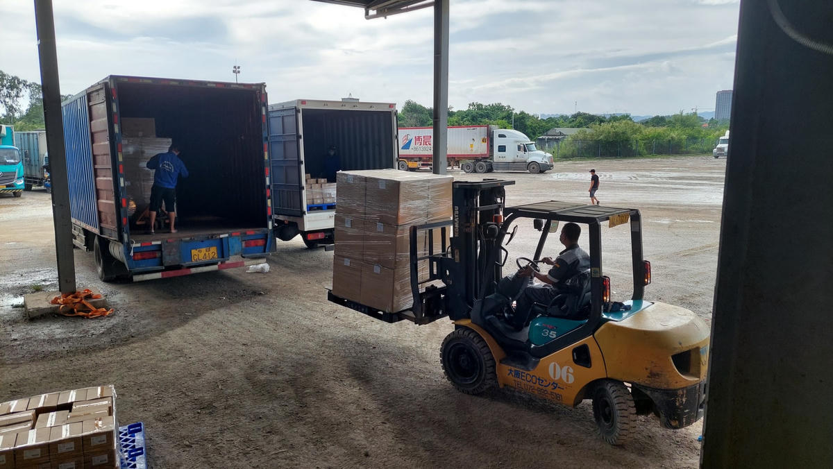 Vận chuyển hàng xuất khẩu qua điểm xuất hàng Km3+4 thành phố Móng Cái.