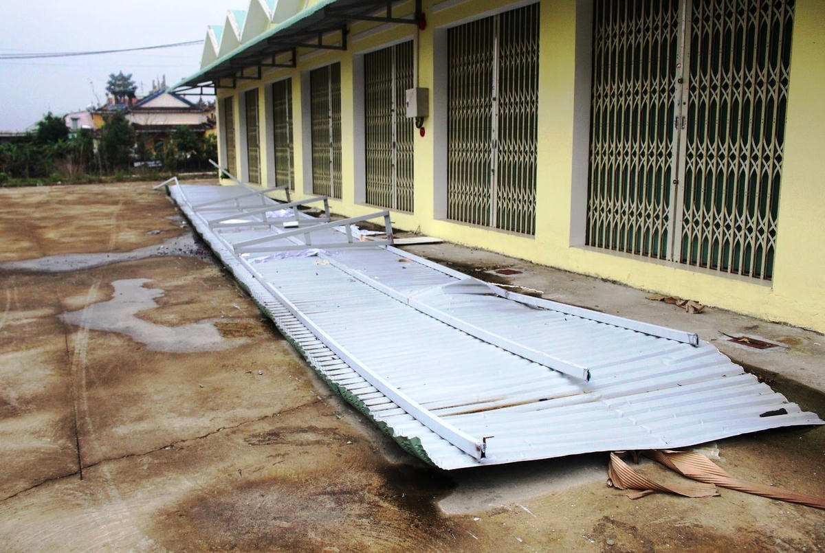 Các tâm tốn của chợ bị bão số 9 thổi bay xuống đất.