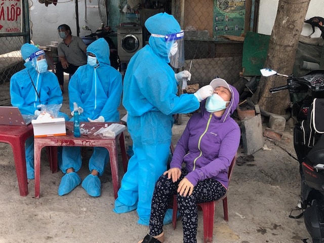 Đang xét nghiệm những người vè từ vùng dịch.