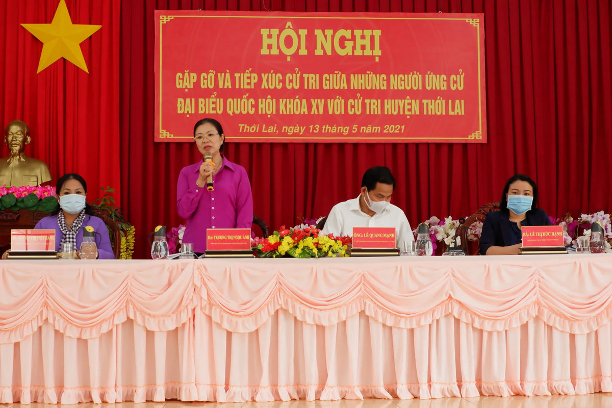 Phó Chủ tịch Uỷ ban Trung ương MTTQ Việt Nam Trương Thị Ngọc Ánh trao đổi với cử tri tại buổi tiếp xúc.