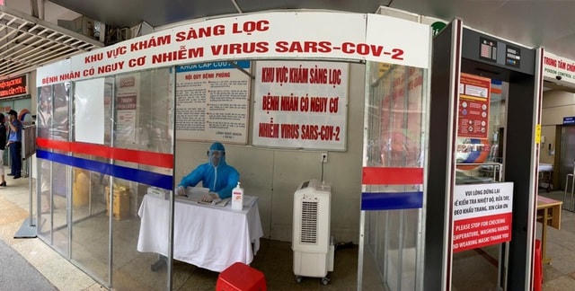 Bệnh viện Bạch Mai thiết lập các buồng/khu sàng lọc với những bệnh nhân có triệu chứng.