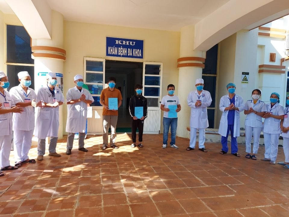 Các bệnh nhân mắc Covid-19 khỏi bệnh xuất viện.