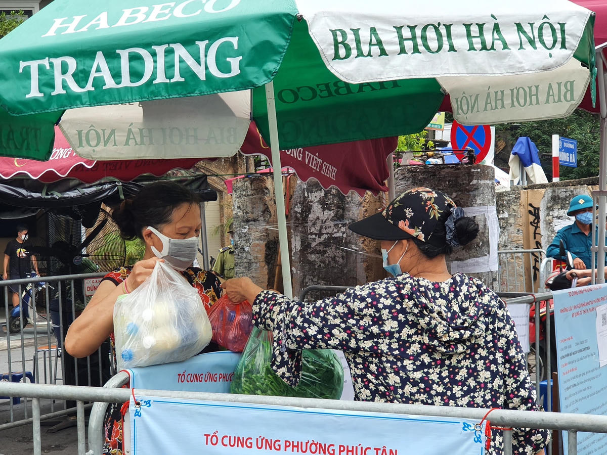 [ẢNH] Người dân khu cách ly phường Chương Dương tự ý ra chốt nhận đồ tiếp tế