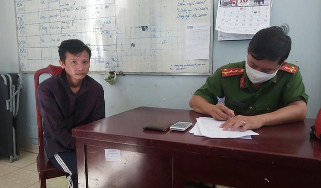 Đối tượng giật giỏ xách bị mời về cơ quan công an làm việc.