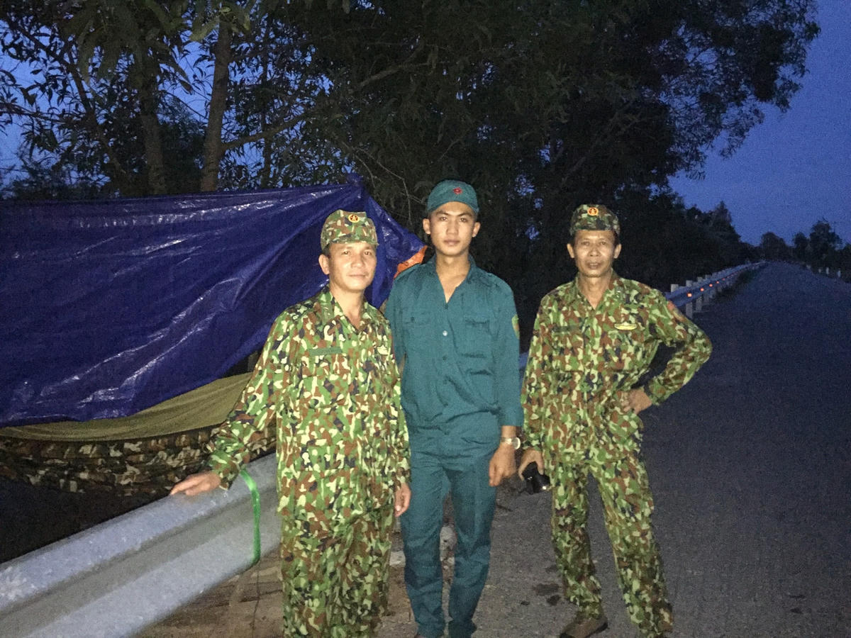 Một tốp bộ đội biên phòng đồn Sông Trăng phối hợp với dân quân địa phương xã Hưng Hà kiểm soát khu vực khu trời tối. Ban đêm là lúc công việc vất vả và rất khó khăn khi các chốt phải thức, ngủ ngay ở lề đường. Những khi trời mưa rất vất vả vì lán sơ sài. Anh em phải tự trang bị thêm nhang muỗi, thuốc chống muỗi vì khu vực này ban đêm rất nhiều muỗi, gần như bay kín người.