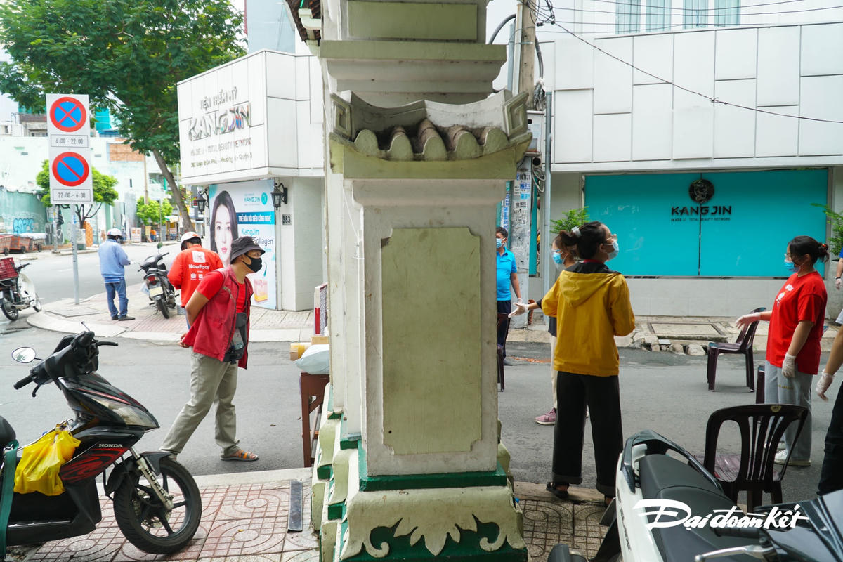 Cổng Cư xã Đô Thành – ngăn cách shiper vào bên trong.