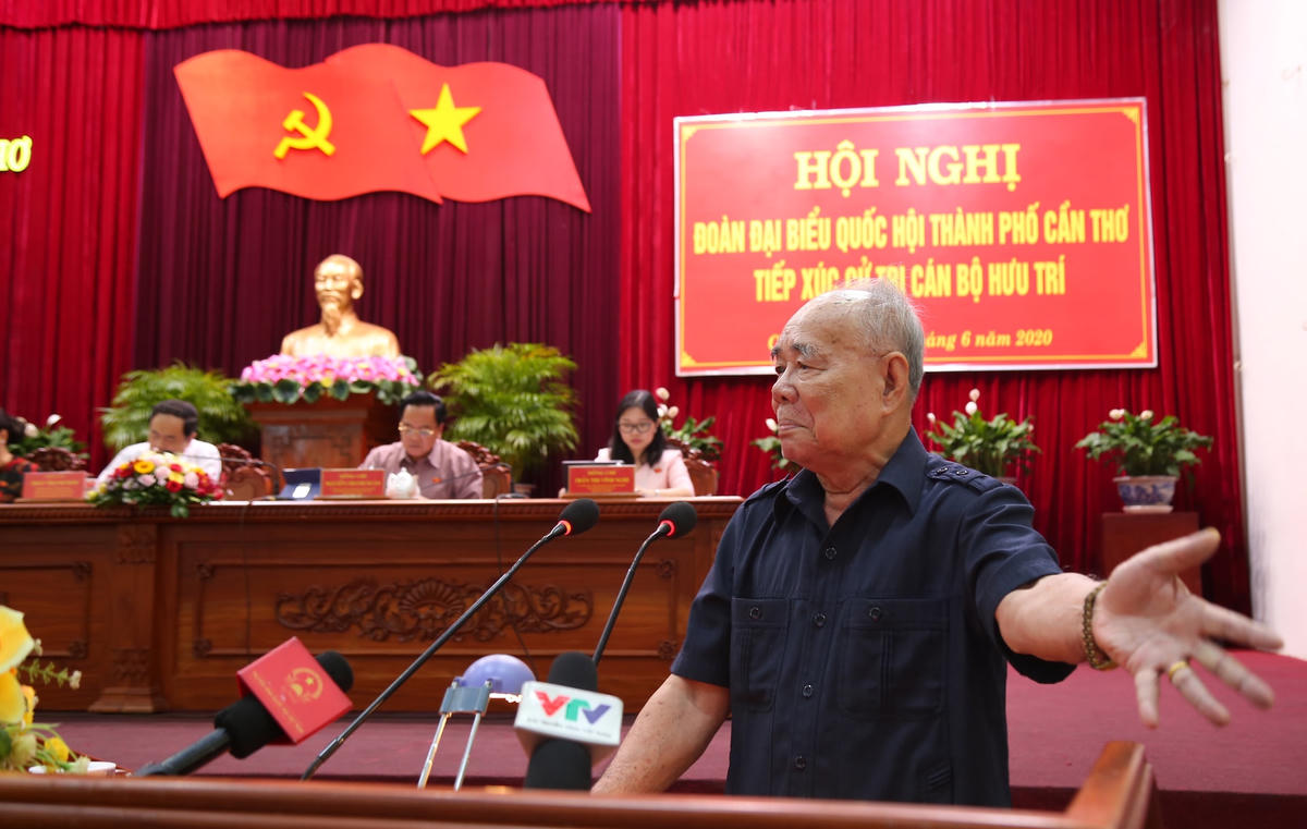 Cử tri Nguyễn Xuân Xinh phát biểu tại buổi tiếp xúc.