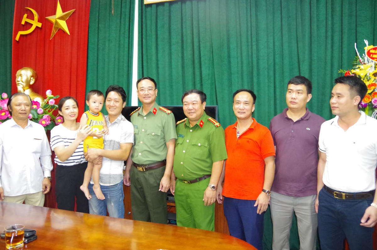 Cơ quan Công an và gia đình cháu Gia Bảo. Ảnh: CABN.