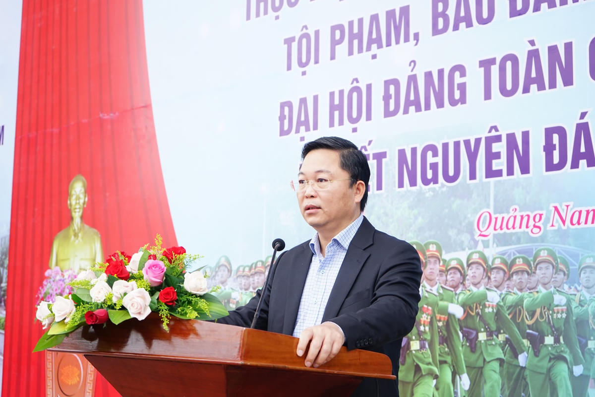 Ông Lê Trí Thanh, Chủ tịch UBND tỉnh Quảng Nam phát biểu tại lễ ra quân.