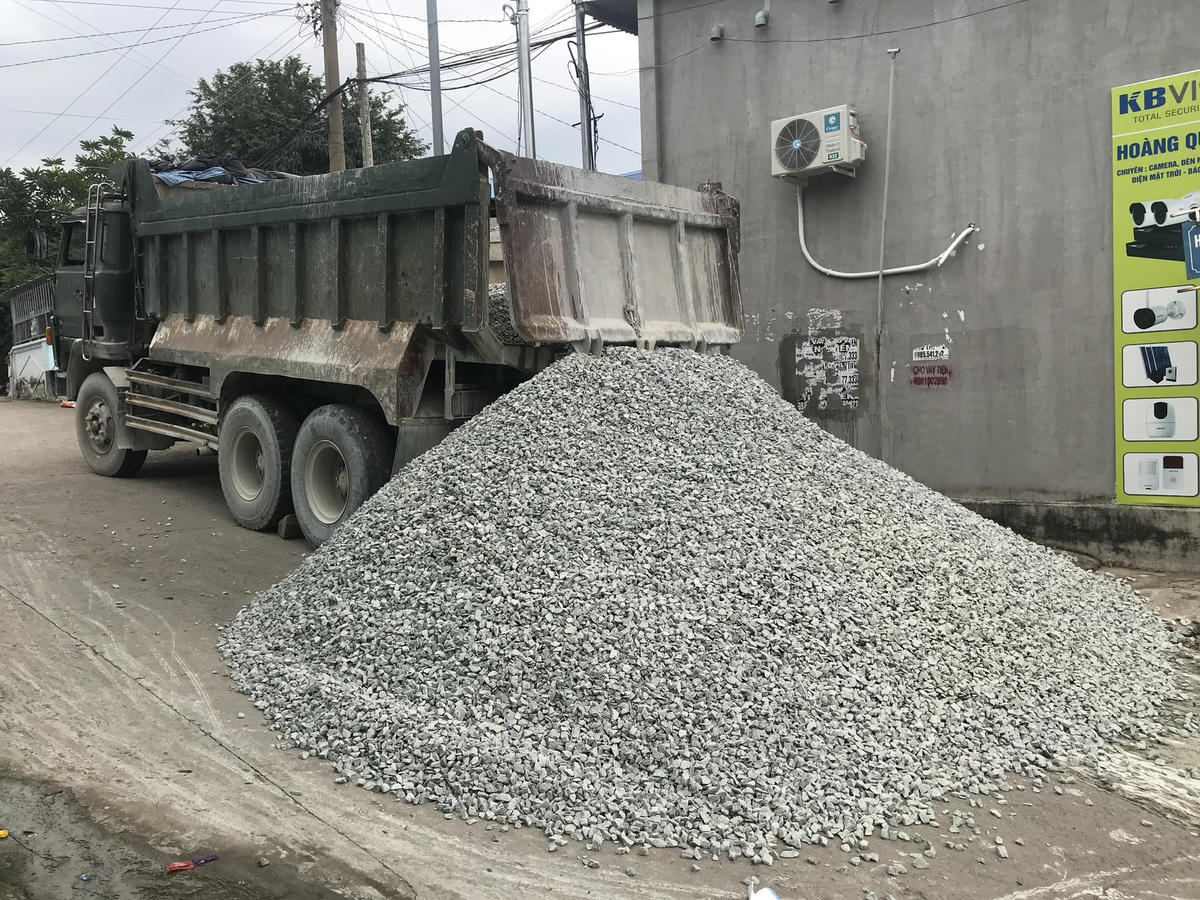 Đá do tài xế đổ xuống đường.