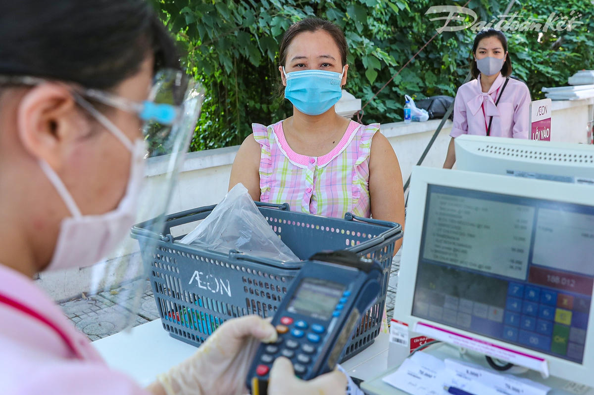 Chị Hương ở Ngọc Thụy, Gia Lâm chờ thanh toán tại quầy thu ngân của siêu thị lưu động.