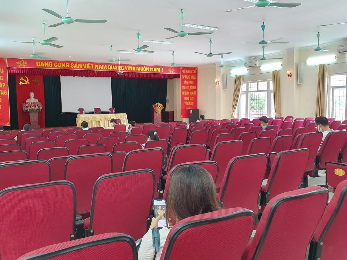 Phía trong hội trường UBND phường Mỹ Đình 2, hàng chục người vẫn kiên nhẫn chờ đợi. Chị Đỗ Thảo Anh (32 tuổi), đại diện một công ty đóng trên địa bàn phường cho biết: "Ngay chiều tối qua, chúng tôi đã đến đây để làm thủ tục nhưng vì thiếu giấy tờ liên quan đến phương án phòng chống dịch nên phải đợi đến sáng nay. Hôm nay, số lượng người ít hơn hẳn hôm qua nên thời gian giải quyết cũng nhanh hơn". 