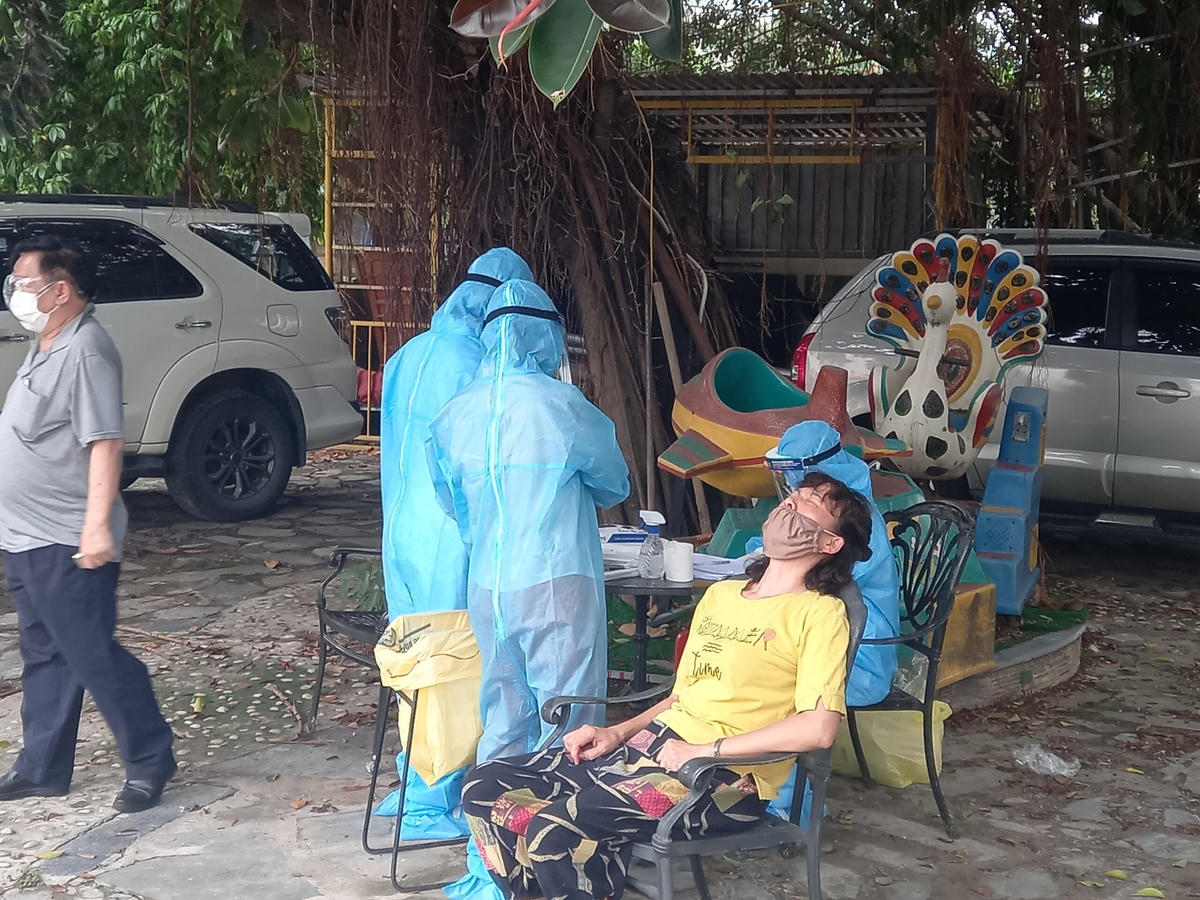 Hà Nội: Cận cảnh khu vực lấy mẫu xét nghiệm tại phường Ô Chợ Dừa, Đống Đa