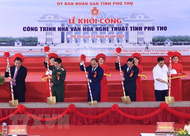 Chủ tịch nước Nguyễn Xuân Phúc cùng các đại biểu khởi công Nhà Văn hoá nghệ thuật tỉnh Phú Thọ. (Ảnh: Thống Nhất/TTXVN).