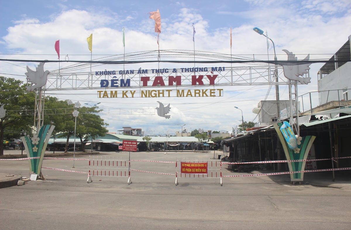 Khu vự chợ đêm Tam Kỳ phong tỏa.