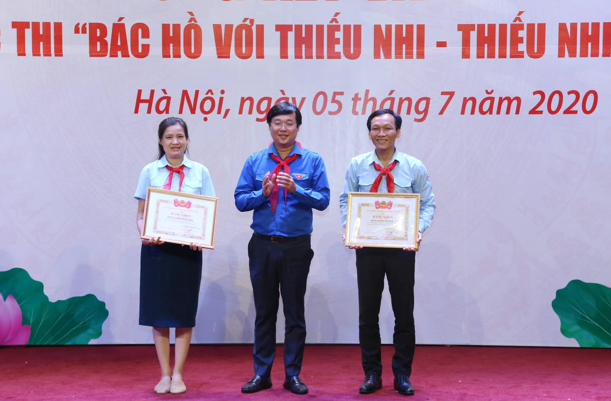 Trung ương Đoàn tặng Bằng khen cho các tập thể có thành tích xuất sắc trong cuộc thi. Ảnh: Quang Vinh.