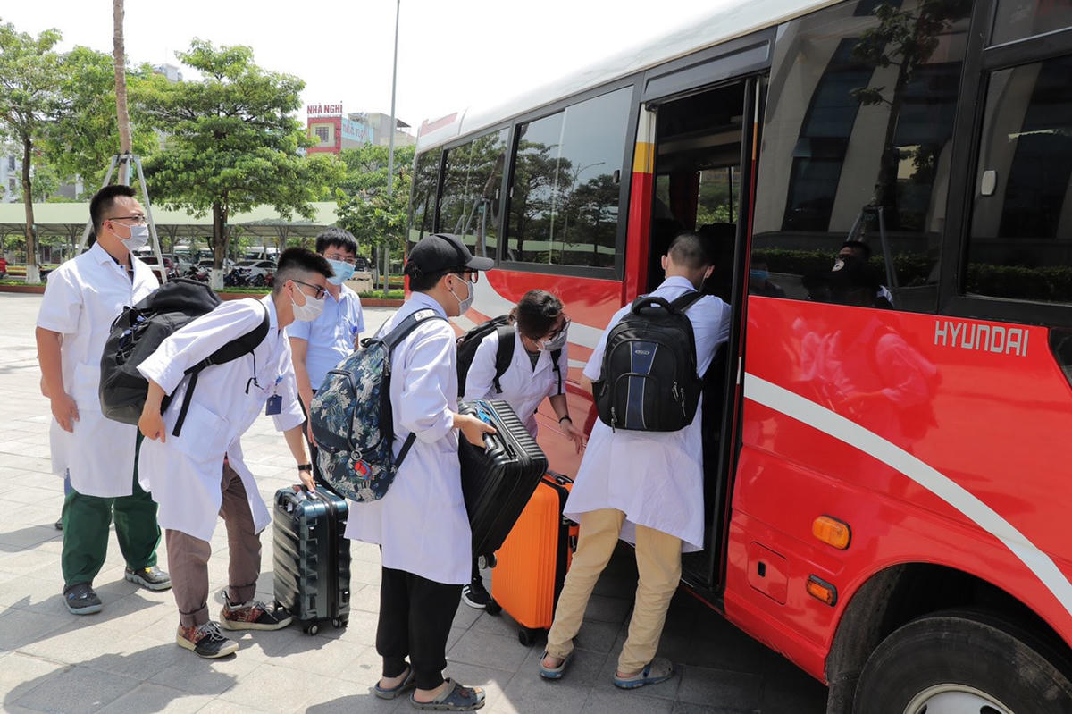 Các em sinh viên sẵn sàng lên xe hướng về tâm dịch.