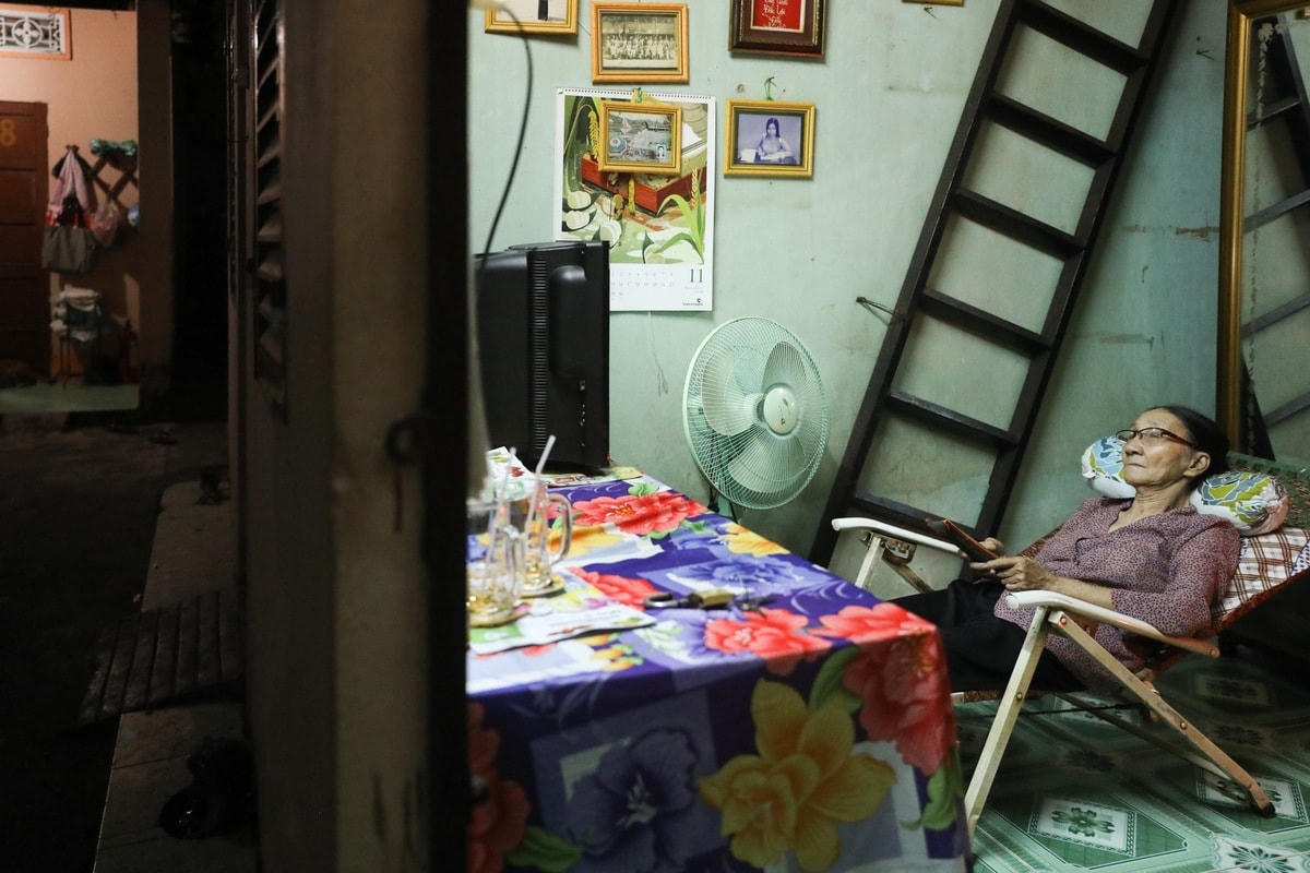 Lớp học miễn phí của bà lão bán vé số