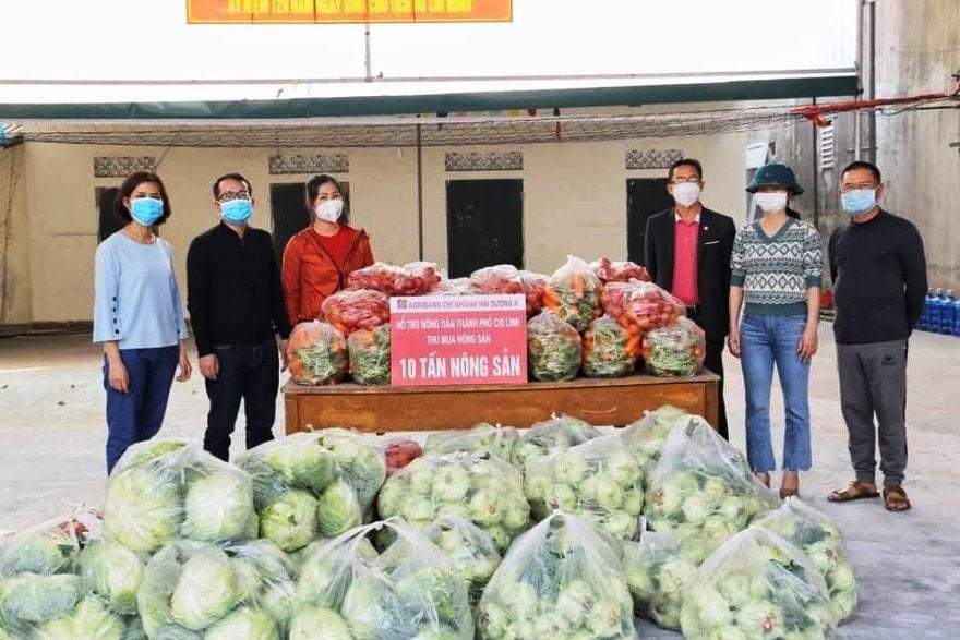 Hàng tấn nông sản ứ đọng khi đến kỳ thu hoạch của bà con nông dân các địa phương bị ảnh hưởng bởi dịch bệnh được Agribank chung tay "giải cứu".