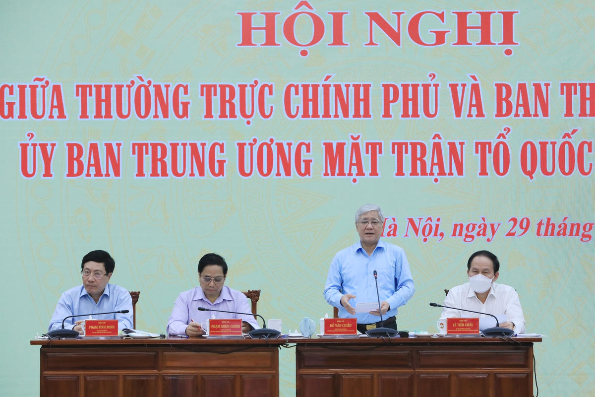 Thủ tướng Phạm Minh Chính; Phó Thủ tướng Thường trực Chính phủ Phạm Bình Minh; Chủ tịch UBTƯ MTTQ Việt Nam Đỗ Văn Chiến và Phó Chủ tịch - Tổng Thư ký UBTƯ MTTQ Việt Nam Lê Tiến Châu chủ trì Hội nghị. Ảnh: Quang Vinh.