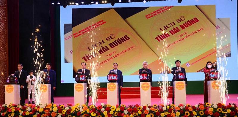 Các đại biểu nhấn nút phát hành đưa Bộ sách lịch sử tỉnh Hải Dương lên Cổng Thông tin điện tử tỉnh Hải Dương.