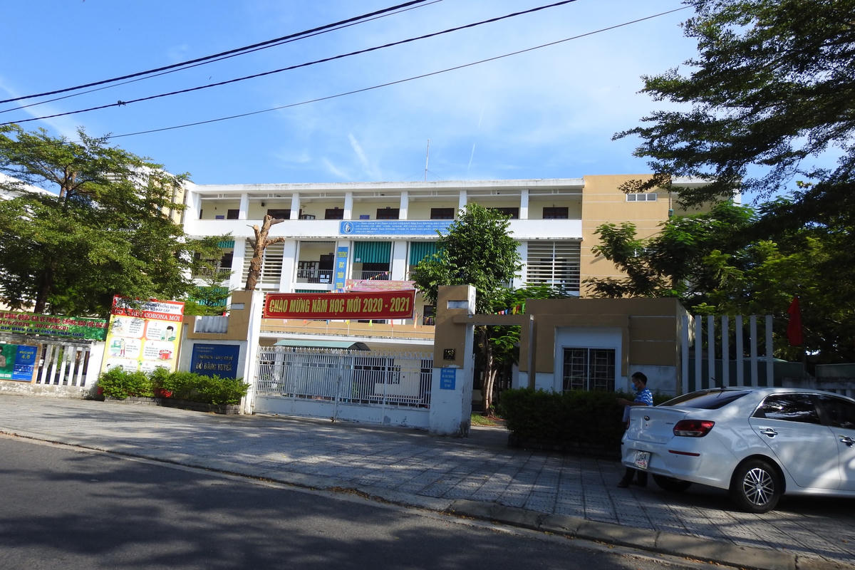 Cảnh vắng vẻ trước cổng trường THCS Đỗ Đăng Tuyển, phường Thanh Khê Tây, quận Thanh Khê (Đà Nẵng) buổi sáng ngày 5/9. Ảnh Bình Nguyên.