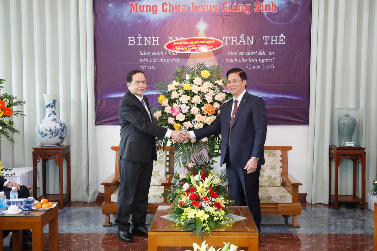 Chủ tịch Trần Thanh Mẫn tặng hoa chúc mừng Lễ Giáng sinh Hội thánh Tin lành Việt Nam (Miền Bắc).