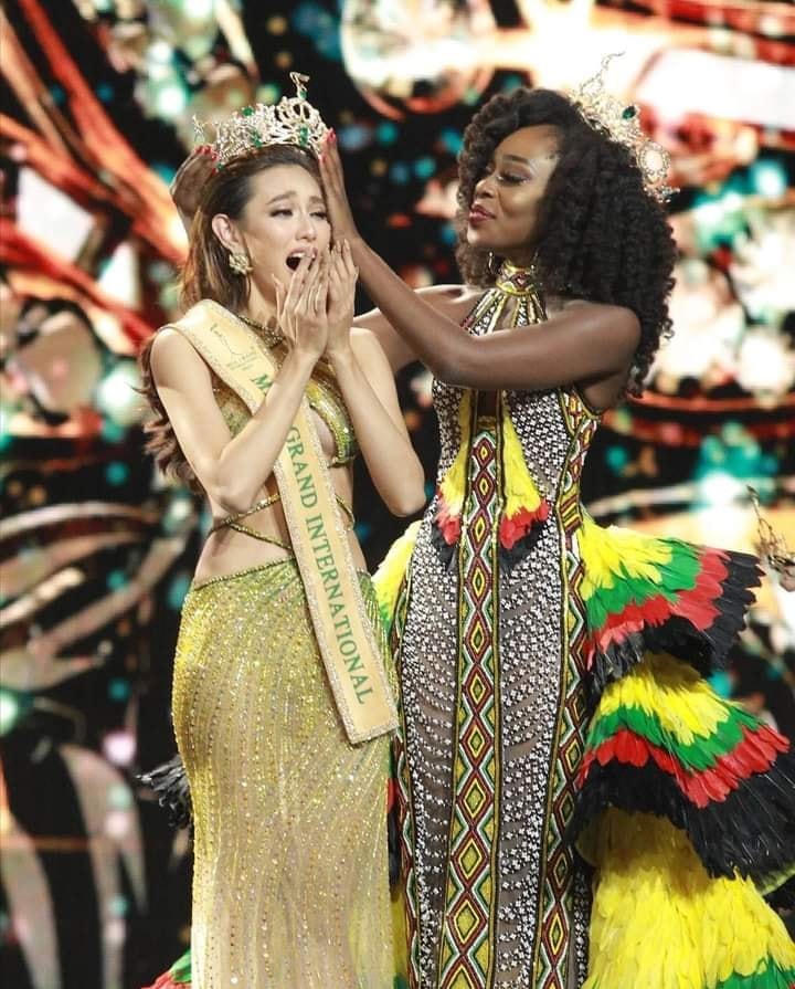 ...và đăng quang trở thành Hoa hậu Hòa bình Quốc tế năm 2021. 