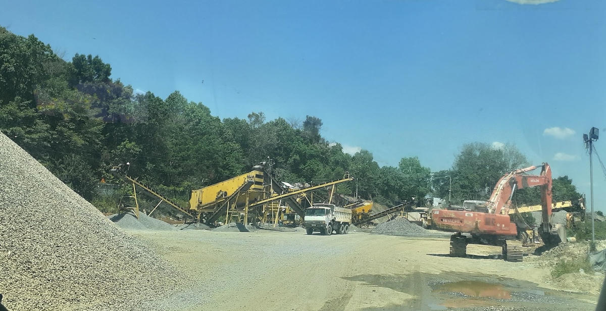 Xe múc, xe ben, dàn máy làm đá thành phẩm vận hành hết công suất