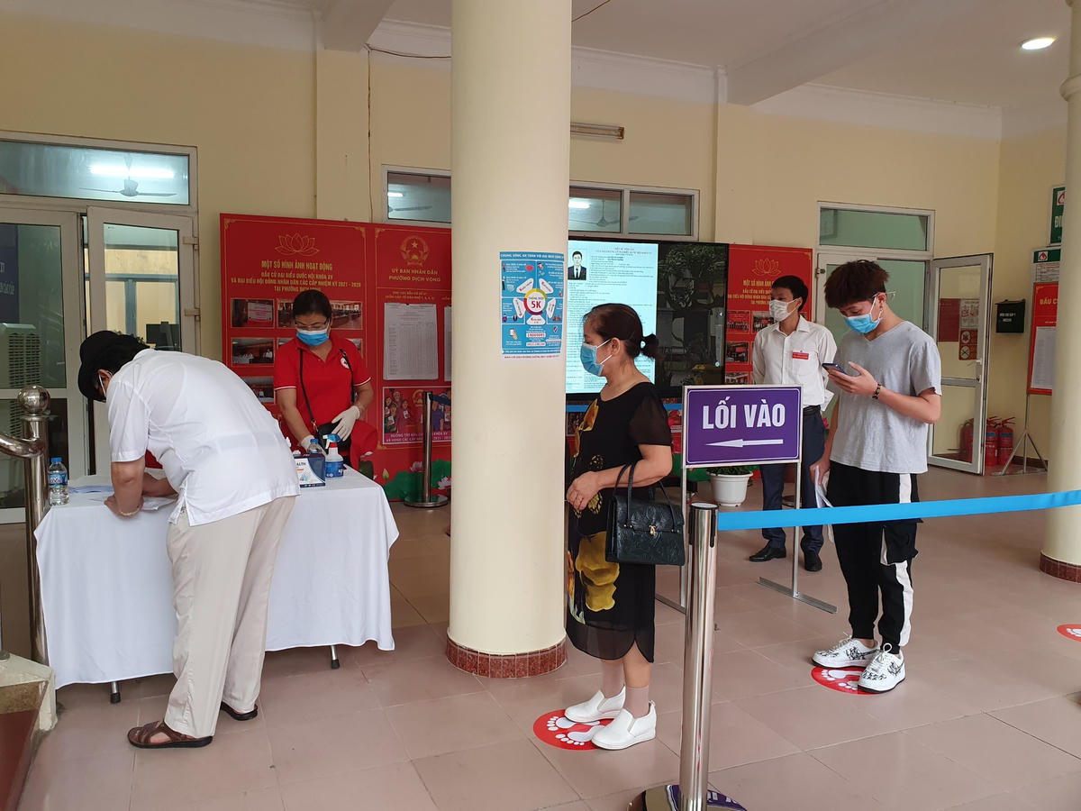 Sau khi đã được kiểm tra thân nhiệt và sát khuẩn tay, cử tri sẽ tiến hành khai báo y tế bắt buộc trước khi vào khu vực bỏ phiếu. Tại đây, cử tri đều được hướng dẫn giữ khoảng cách an toàn...