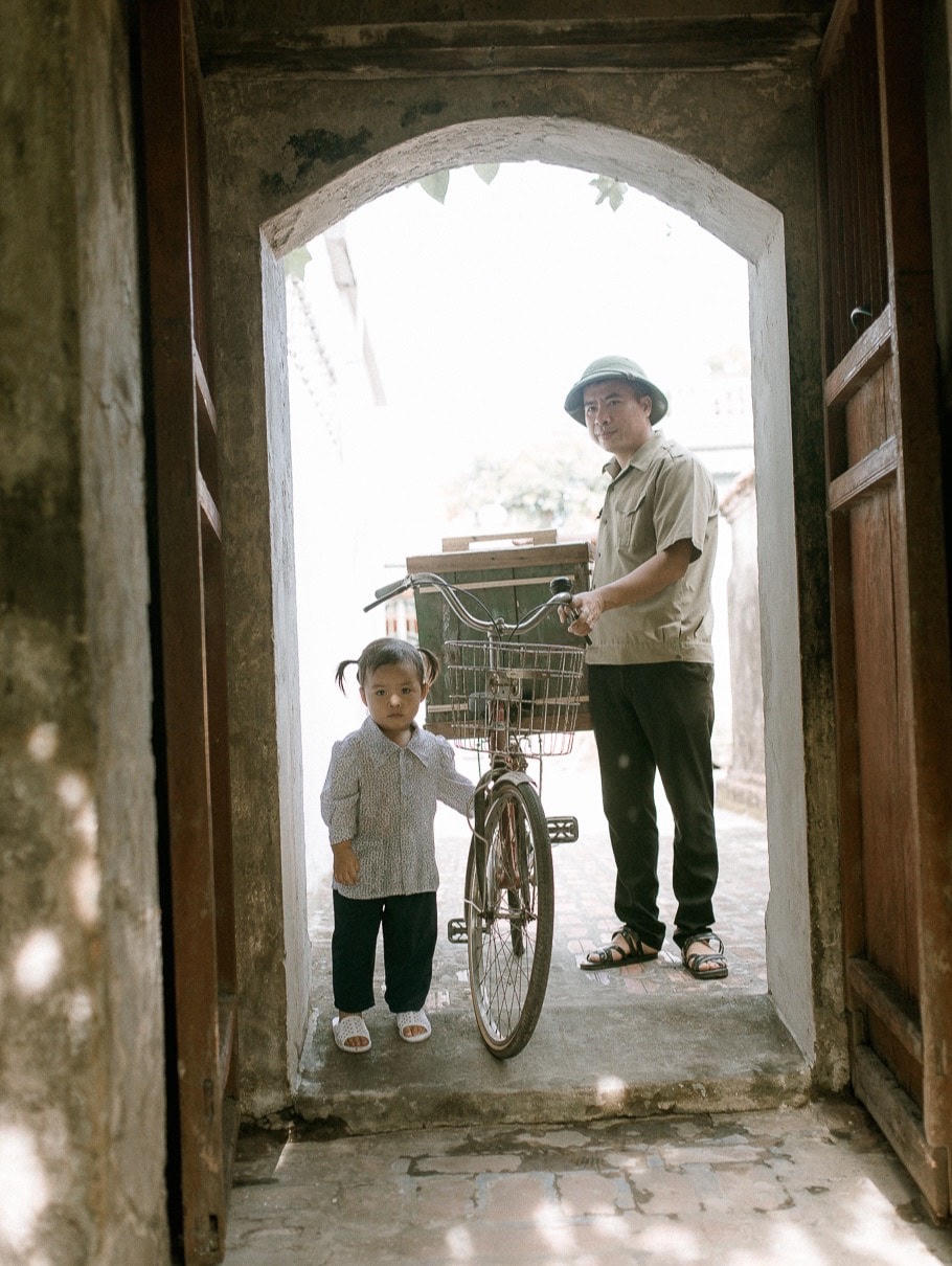 Bộ ảnh gia đình gây sốt: 'Tấm vé thông hành' giúp con trưởng thành
