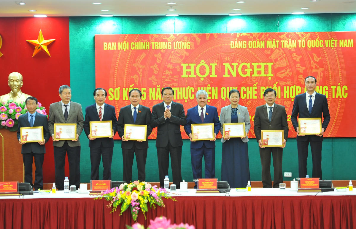 Phối hợp vận động nhân dân ủng hộ công cuộc đấu tranh phòng, chống tham nhũng, tiêu cực
