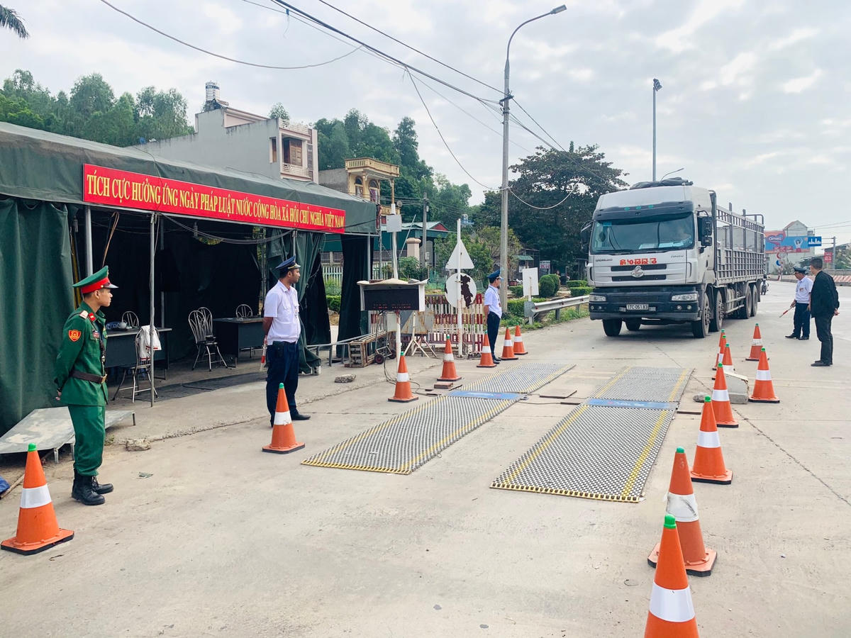Công tác kiểm soát tải trọng phương tiện vận tải trên Quốc lộ 18 qua địa phận tỉnh Quảng Ninh được thực hiện thường xuyên.