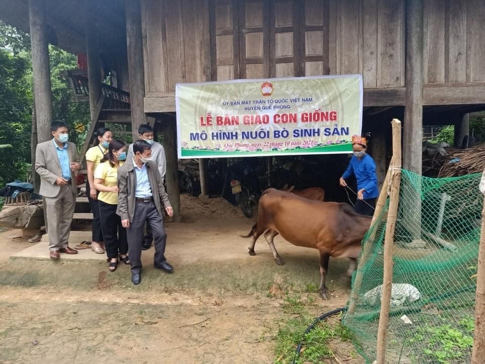 Với số tiền 10 tỷ đồng trích từ qũy Vì người nghèo, những hộ nghèo, cận nghèo trên địa bàn toàn tỉnh sẽ được nhận trâu, bò để chăn nuôi sản xuất.