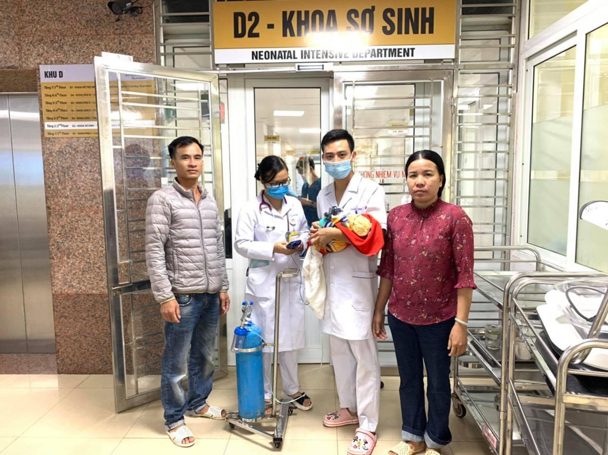Gia đình sản phụ cùng các y bác sĩ sau khi được cấp cứu kịp thời. Ảnh: BVSNQN.
