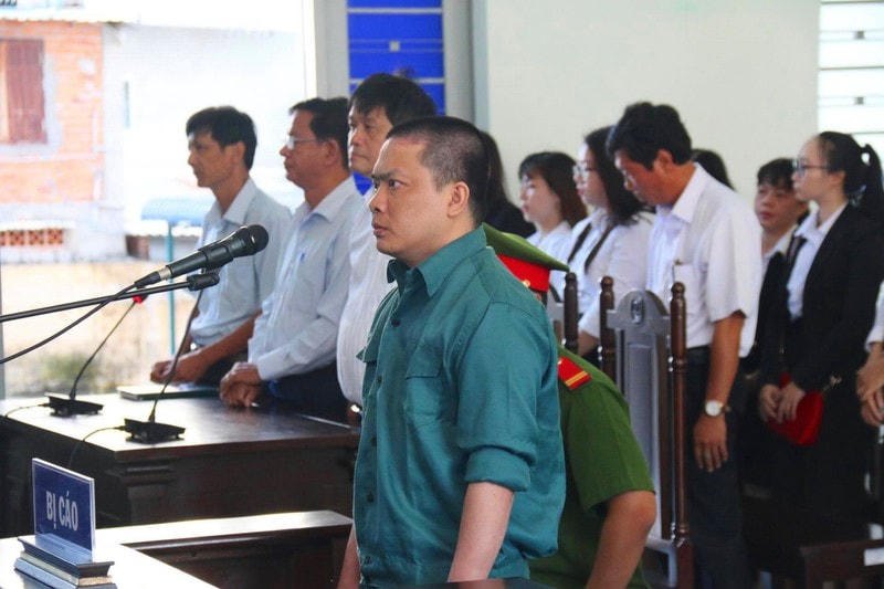 Bị cáo Nguyễn Duy Hiển và những người liên quan tại tòa.
