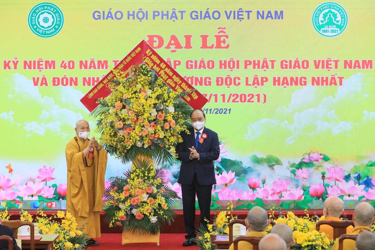Chủ tịch nước Nguyễn Xuân Phúc tặng hoa chúc mừng Đại lễ.