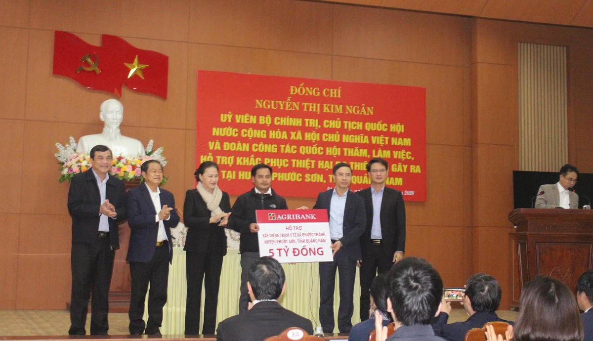 Ngân hàng Agribank trao biển tượng trưng hỗ trợ xây trạm y tế xã Phước Thành.