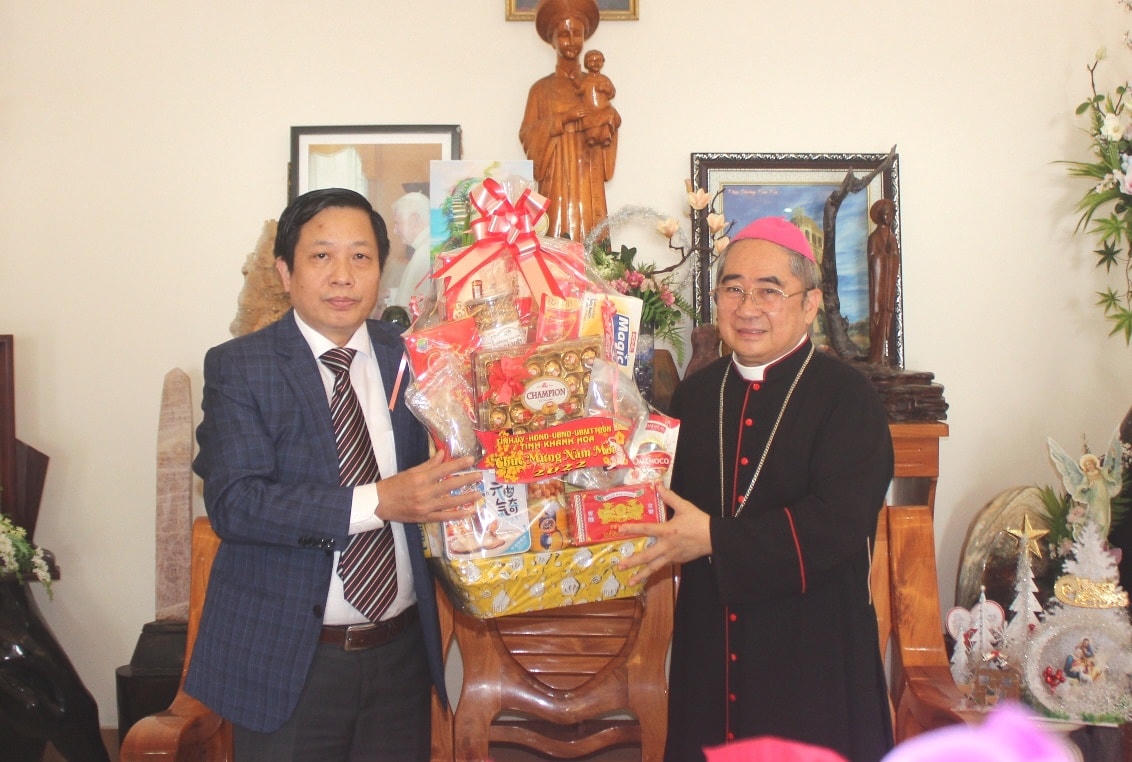 Ông Hà Quốc Trị, Phó Bí thư Tỉnh ủy, Trưởng đoàn Đại biểu Quốc hội tỉnh Khánh Hòa, chúc Tết Tòa Giám mục Giáo phận Nha Trang.