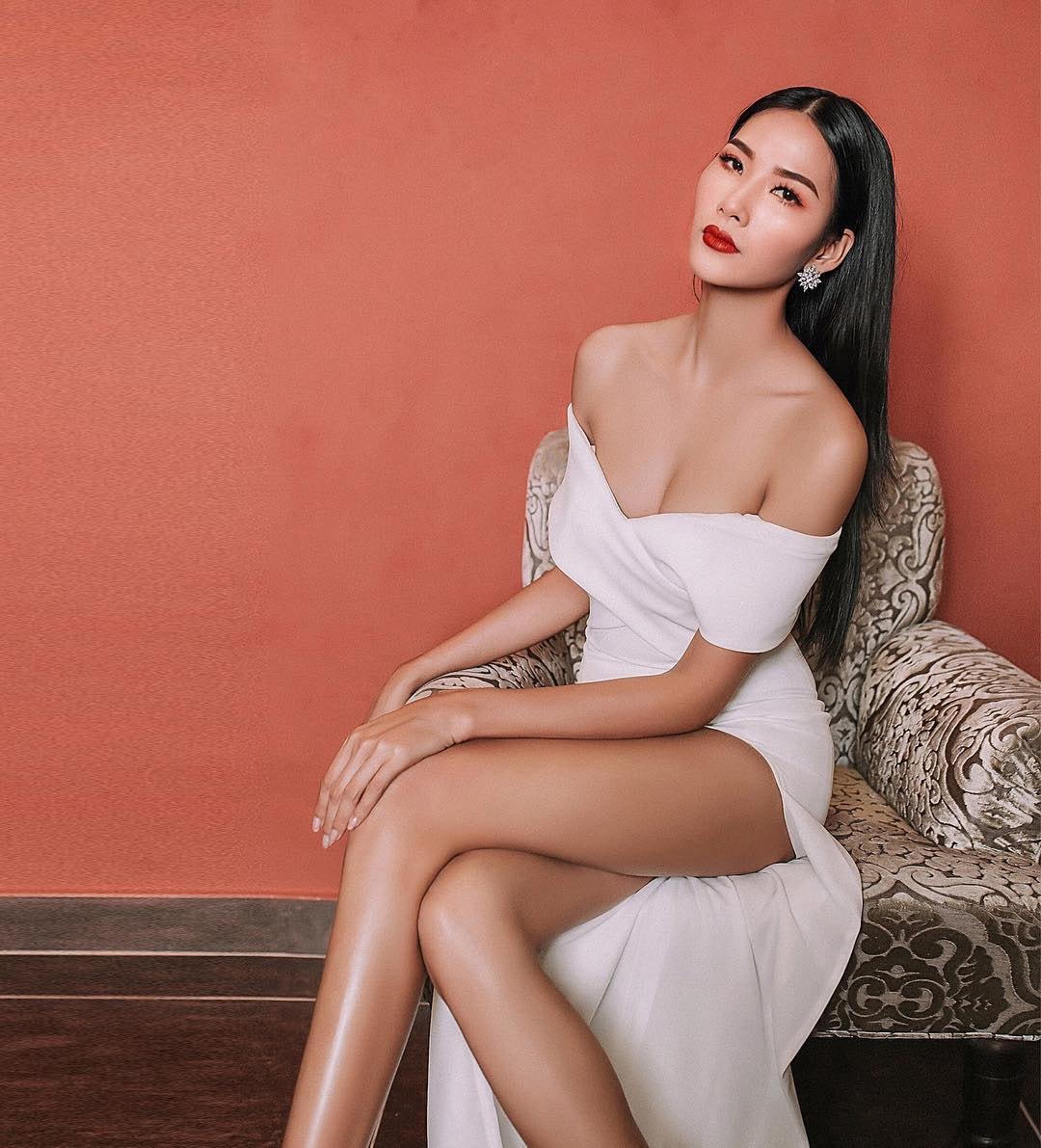 Vốn đã có gương mặt góc cạnh và làn da bánh mật cá tính, năm qua Hoàng Thùy càng trở nên gợi cảm hơn khi vòng một của cô trở nên đầy đặn hơn. Dù vướng tin đồn phẫu thuật thẩm mỹ nhưng không thể phũ nhận nhan sắc cũng như vóc dáng chuẩn của Á hậu 1 cuộc thi 
