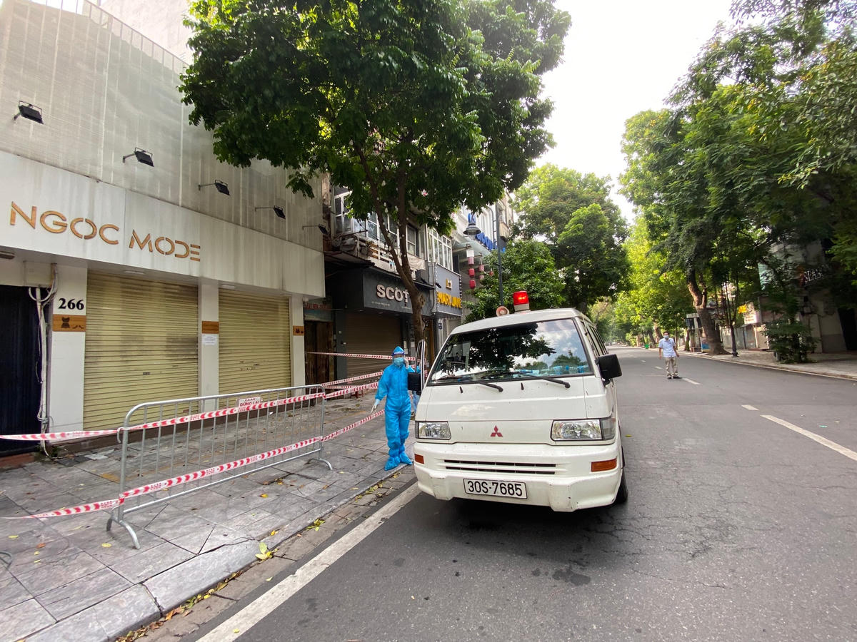 [ẢNH] Áp dụng biện pháp phòng dịch tại 262, 264, 266 Bà Triệu do có 2 ca dương tính
