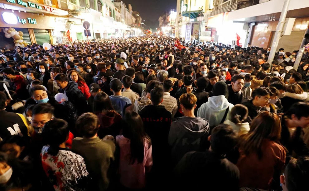 Mọi người tập trung trên đường phố trong lễ đón năm mới 2021 tại Hà Nội, Việt Nam.