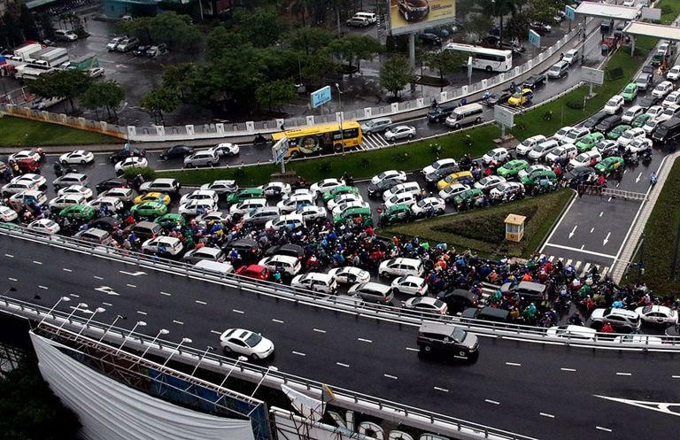 Khu vực đường ra vào sân bay Tân Sơn Nhất thường xuyên xảy ra tình trạng kẹt xe kéo dài.