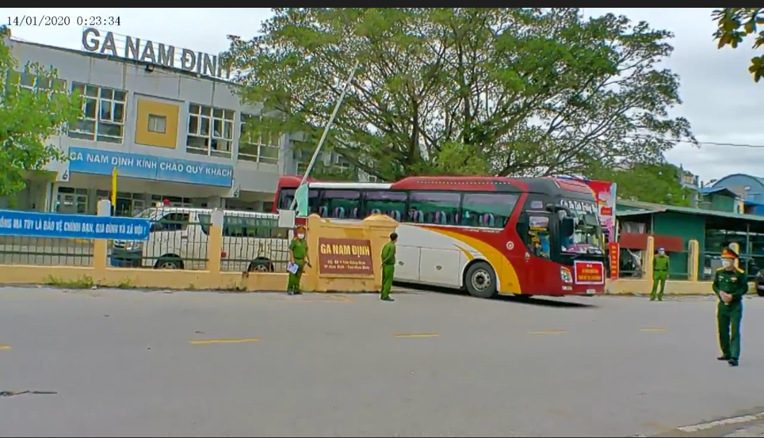 Việc đón người có sự phối hợp, hỗ trợ của lực lượng chức năng tỉnh Nam Định.