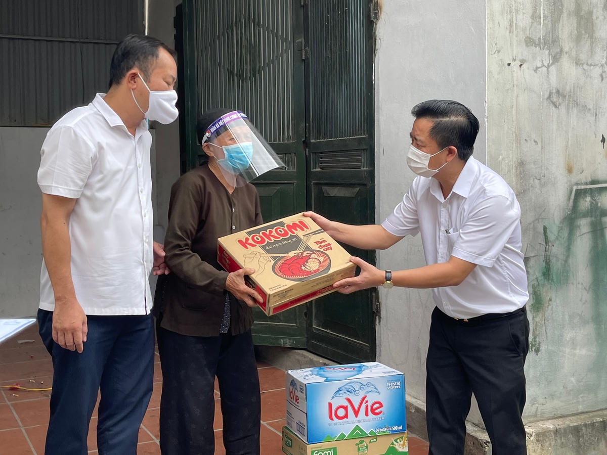 Ủy ban MTTQ tỉnh Bắc Ninh trao hỗ trợ hộ nghèo trên địa bàn huyện Quế Võ bị ảnh hưởng bởi dịch Covid-19.