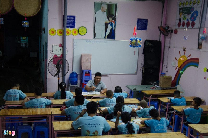 Do dịch Covid-19, nhiều em đã về quê với gia đình, lớp học thưa thớt hơn mọi ngày.  