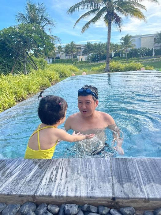 Trong khi đó, ông bố Trường Giang cũng rất chịu khó chơi cùng công chúa nhỏ.