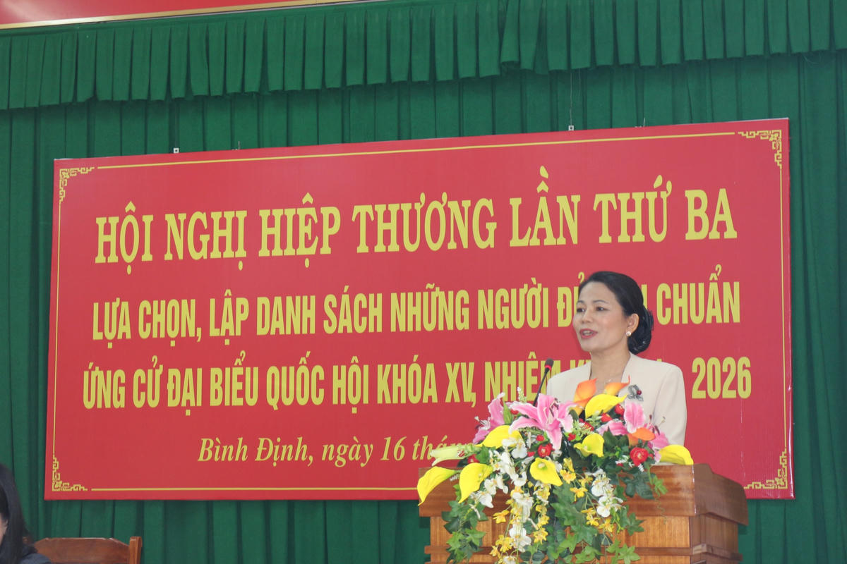 Bà Nguyễn Thị Phong Vũ ,Trưởng Ban Dân vận Tỉnh ủy, Chủ tịch Ủy ban MTTQ Việt Nam tỉnh, Phó Chủ tịch Ủy ban bầu cử tỉnh Bình Định phát biểu tại Hội nghị.